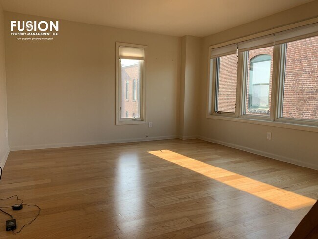 Foto del edificio - Top Floor Remolded Penthouse on College Street!