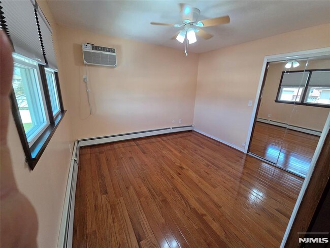 Building Photo - 14 Chestnut St