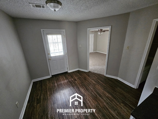 Building Photo - Charming 3-Bedroom Memphis Home with Vaulted Ceilings & Brick Fireplace