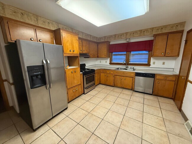 Building Photo - Euclid 3 Bedroom Ranch