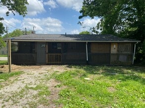 Building Photo - 901 N Lindbergh Dr