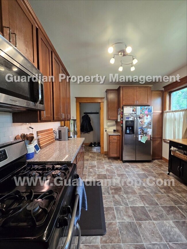 Foto del edificio - House Available Sep 1st, Move in special for Sep move-in! Updated Kitchen & Baths, Large Fenced Y...