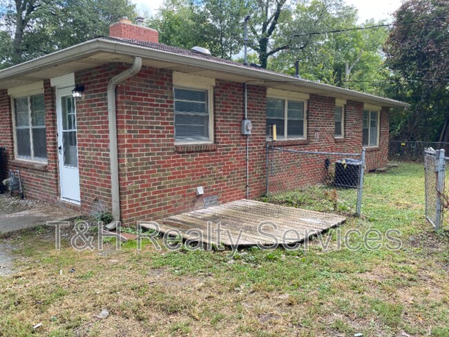 Building Photo - 411 Woodlawn Dr