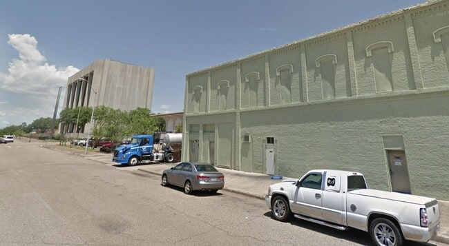 Building Photo - 210 Olive St