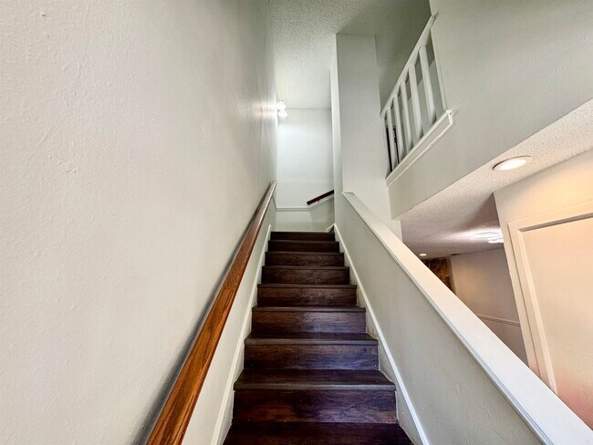 Building Photo - 200 Martingale