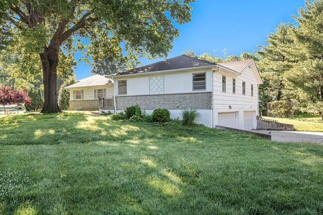 Building Photo - Beautiful 3BR/2BA w/ Garage & Fenced Yard
