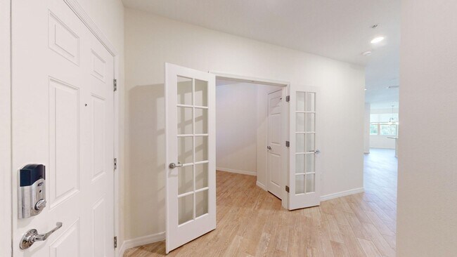 Foto del edificio - Ground-level, 2BR/2BA + flex/office with a...