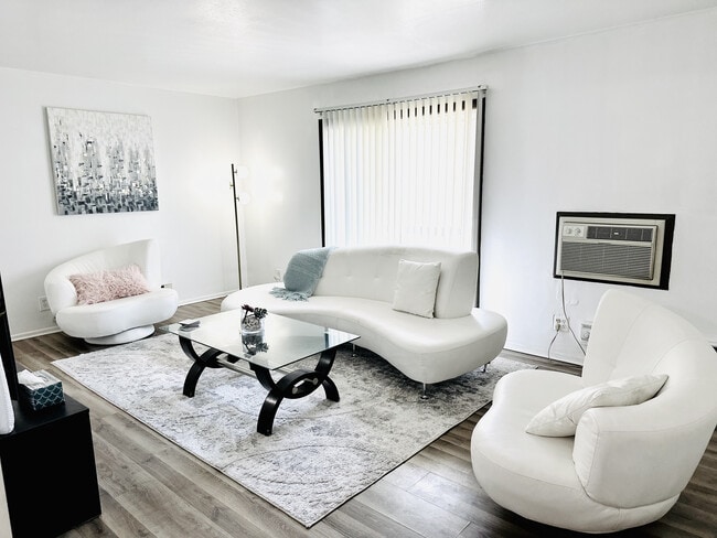 Building Photo - **CREEKVIEW PROPERTIES** OPEN HOUSE 3/7 1-3pm