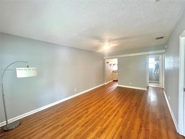 Foto del edificio - 2815 NE 33rd Ave