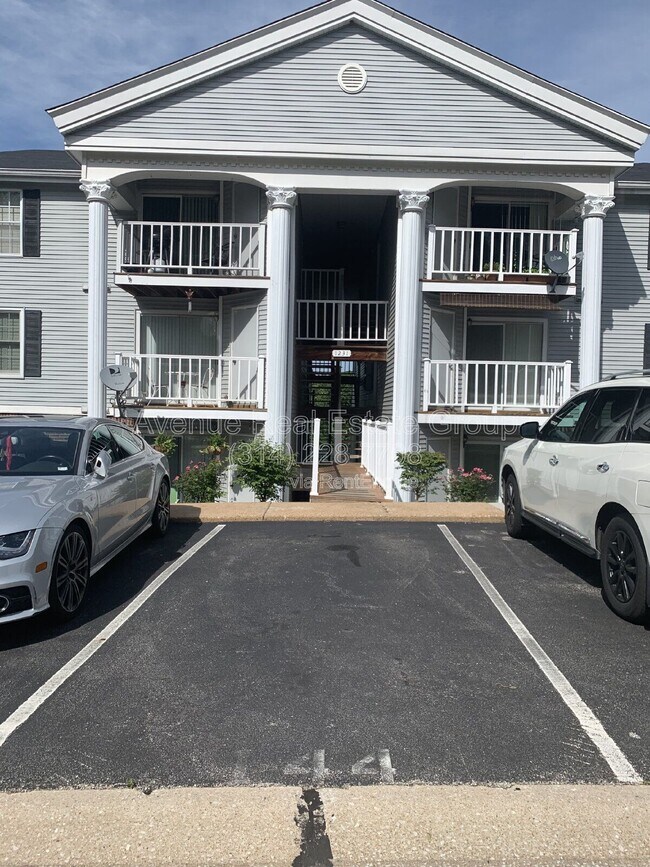Building Photo - 1231 Creve Coeur Crossing Ln
