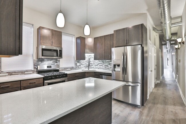 Photo - HUGE Condo Quality 4bed/2bath in Hot Wicker Park! Central Air! In-Unit Laundry! Deck! FREE Internet!