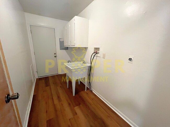 Building Photo - 3 bedrooms 1 bathrooms house for rent