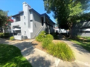 Building Photo - 5201 Laguna Oaks Dr