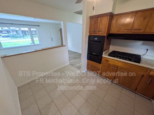 Building Photo - 622 W Laclaire Ln