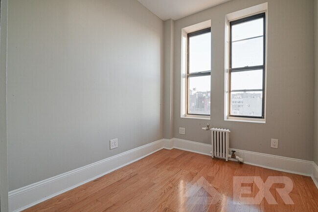 Building Photo - 442 Lorimer St