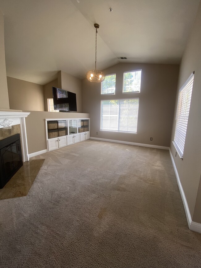 Building Photo - 10877 McPeak Ln