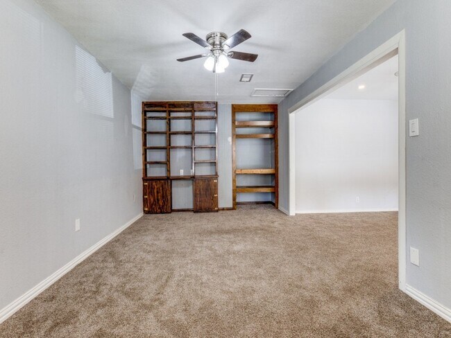 Building Photo - 12 Geraldine Ln