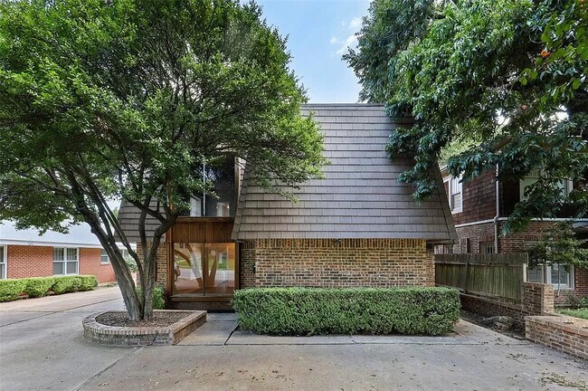 Building Photo - 1823 Hillcrest St