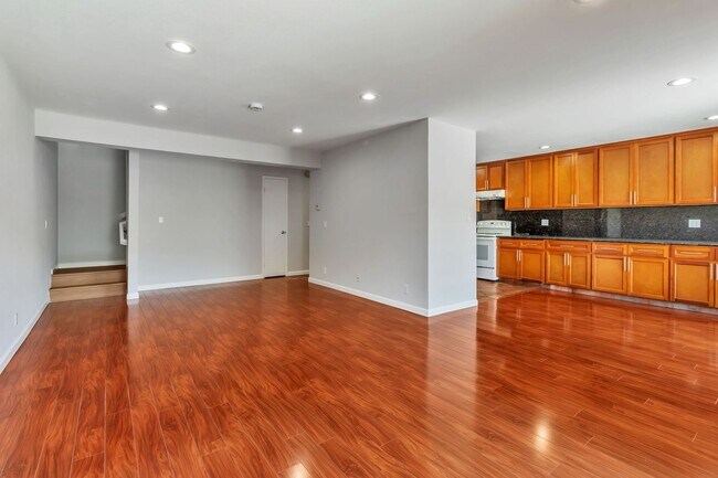 Foto del edificio - 3-Bedroom 2.5-Bathroom Santa Clara Townhome