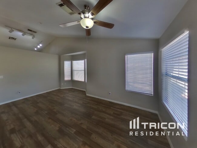 Foto del edificio - 523 Landra Ln