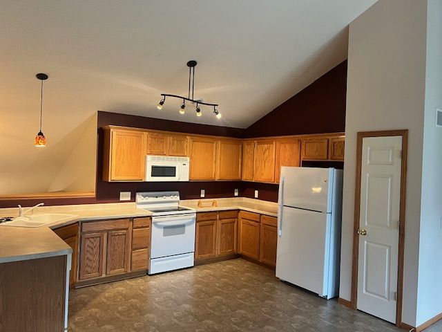 Building Photo - Charming and spacious 3 bedroom townhome