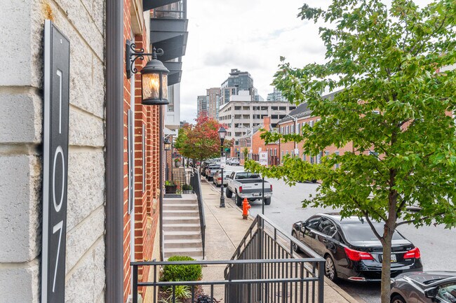 A 2 cuadras de Harbor East, restaurantes & Al otro lado de la calle de Inner Harbor/Power Plant - 107 Albemarle St