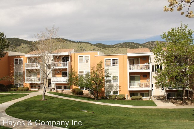 Building Photo - 451 Golden Cir