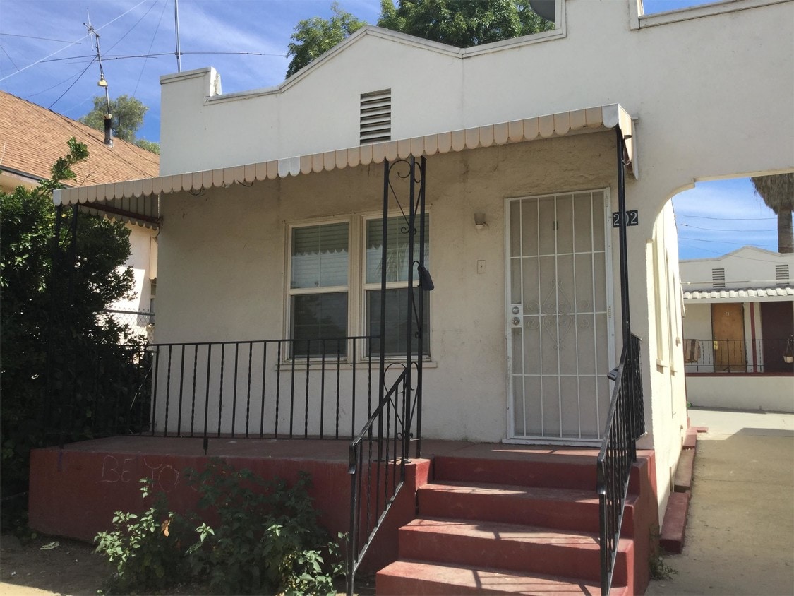 Primary Photo - 200 E Graham Ave