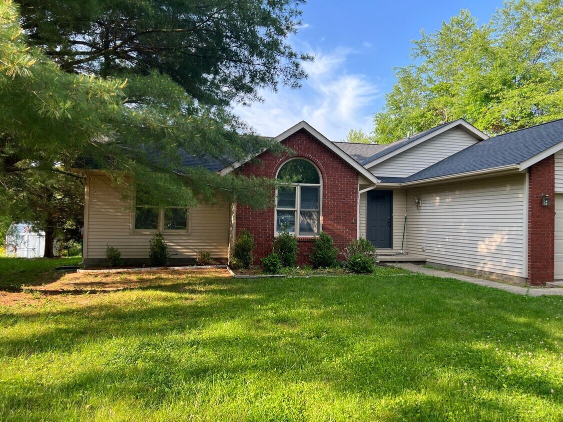 Primary Photo - 3 Bedroom 2 Bath House in Gentry