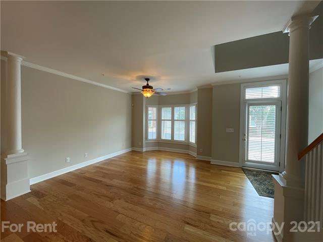 Building Photo - 335 Sloane Square Way