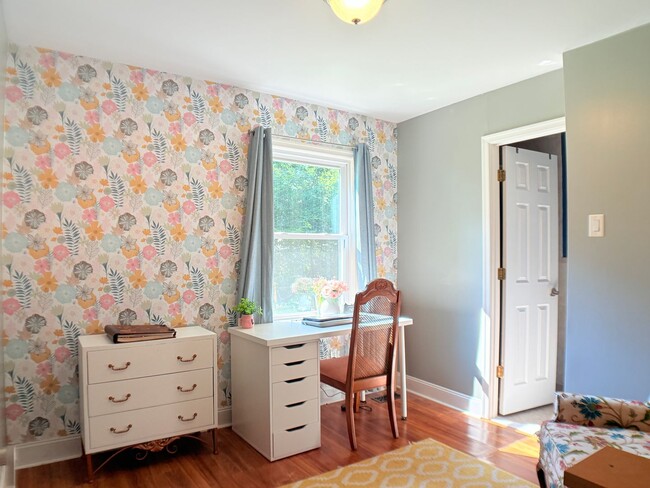 Building Photo - Large fenced in yard and Sun room!