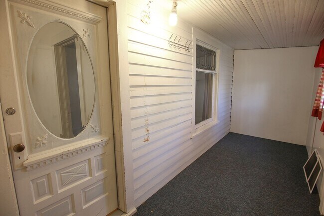 Building Photo - 2 Bed 1 Bath + Garage and Yard