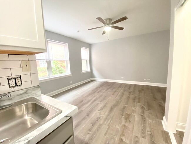 Foto del edificio - 4241 N Kenmore Ave