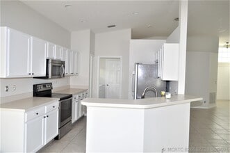 Building Photo - 880 NW Waterlily Pl