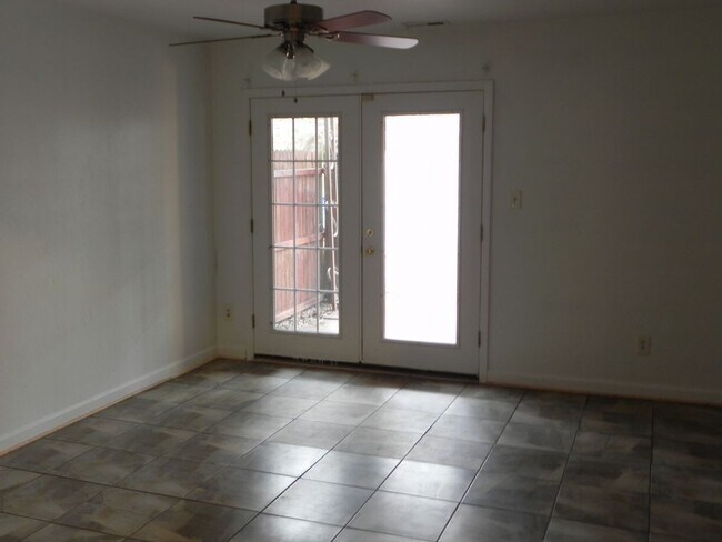 Building Photo - Three bedroom Townhome in Lake Edwards