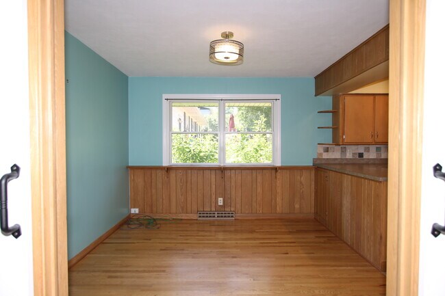 Building Photo - 430 Laurel Ave