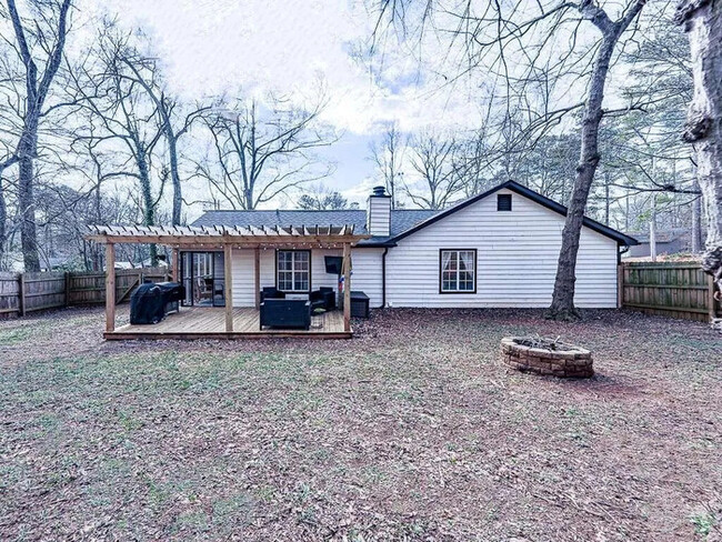 Building Photo - 3 Bedroom ]house with fence in yard.