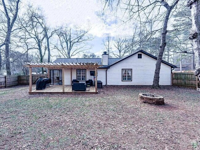 Foto del edificio - 3 Bedroom ]house with fence in yard.