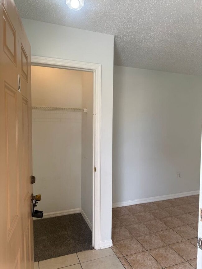 Building Photo - Duplex in Poinciana