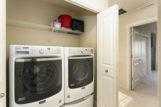 Building Photo - North Villebois - 3-bedroom, 3.5-bathroom townhouse