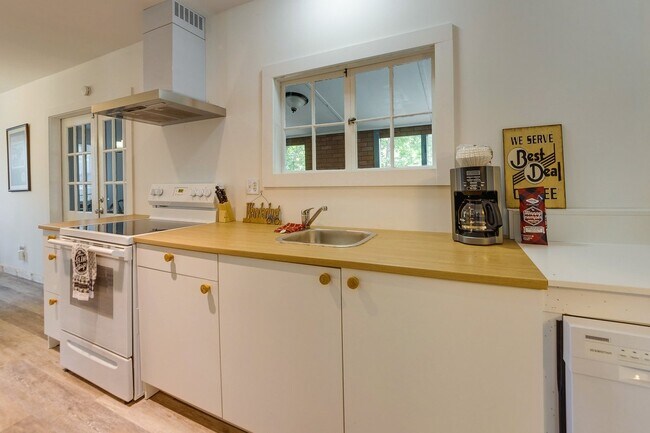 Foto del edificio - 8182 Riverview Dr