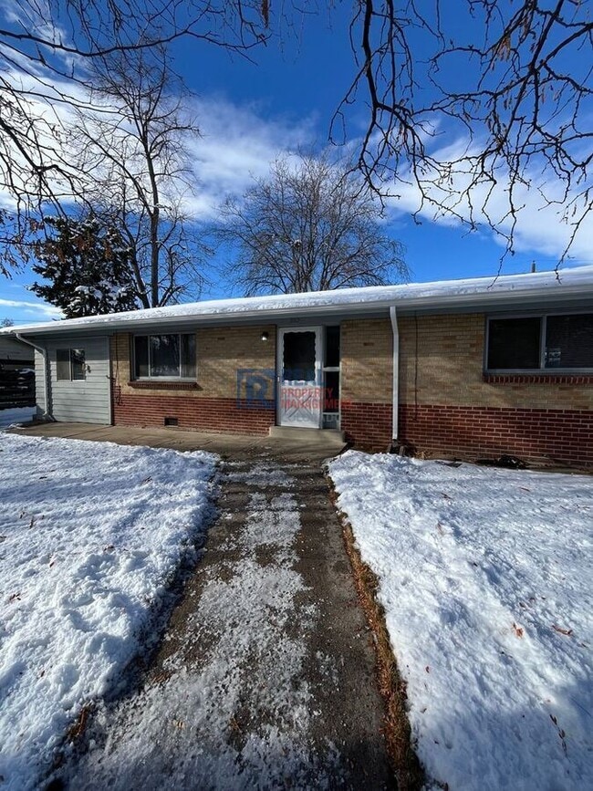 Photo - 865 Balsam St House