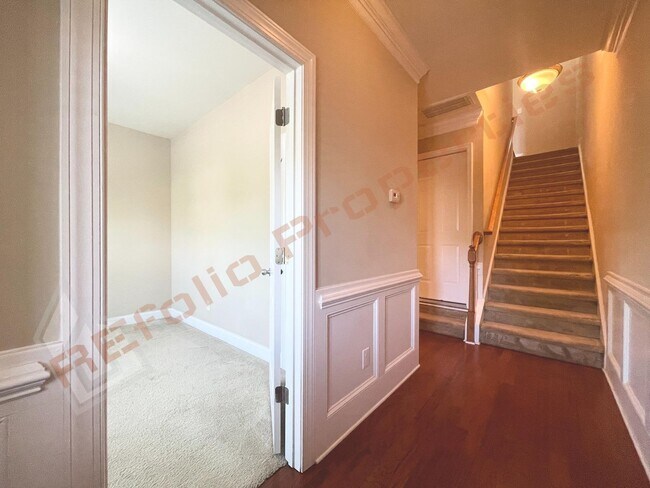 Foto del edificio - Lovely 3 Story 3 Bedroom 3.5 Bath 1 Car-Ga...