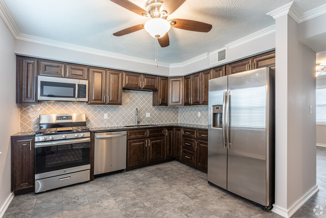 Flamante cocina - Forest Park Townhomes