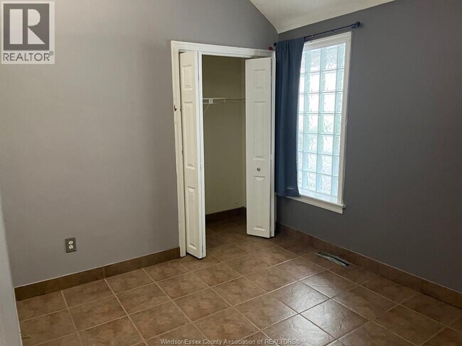 Photo du bâtiment - 16 Main St W