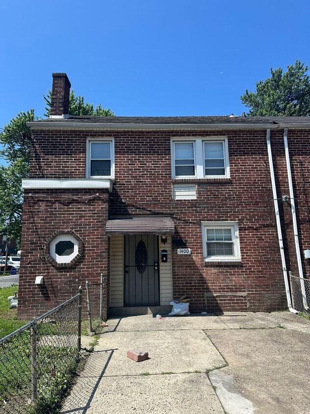 Foto principal - 4 Bed, 1 Bath Row home