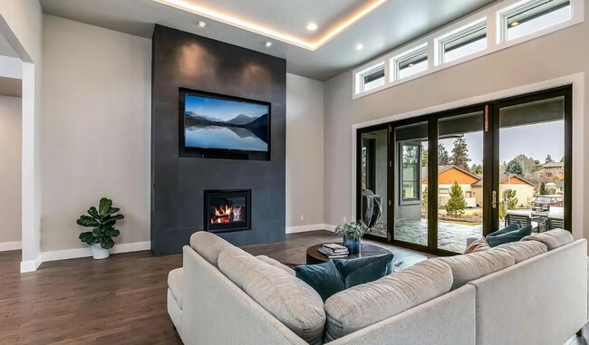Building Photo - Beautiful and Spacious 3 Bed/2.5 Bath Home on 0.46 Acre Lot in SE Bend