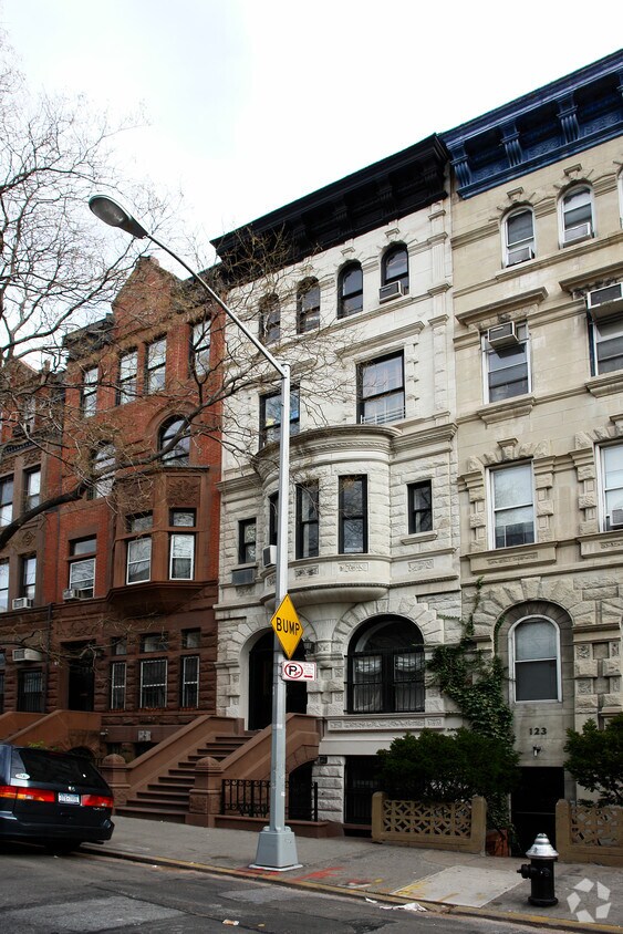 Building Photo - 125 W 77Th St
