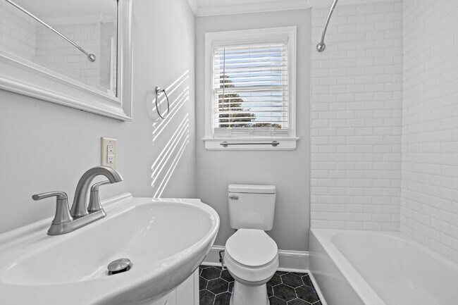 Building Photo - "2-Bed Bungalow with Granite Touches & Gleaming Hardwoods in Durham!"