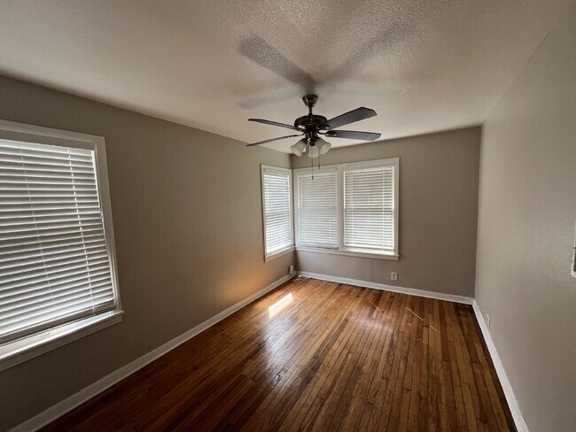 Building Photo - One bed/One bath close to Woodlawn Lake